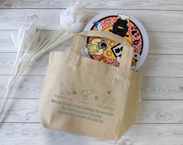 こねことこねこねクッキー１缶をギフトバッグに入れている